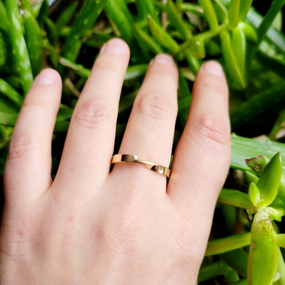 New Dainty Gold Twist Ring Band - Picture 4 of 12